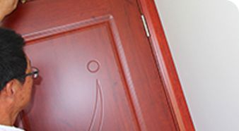 房門安裝上口縫隙檢查