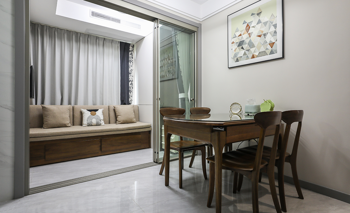 房間采用沙發床，晚上當床用，白天可以當起小會客室，和餐廳有機連成一體，顏色上和餐桌相呼應，造型以方正為主，體現了黑白灰風格的簡潔、隨意，不拘一格。