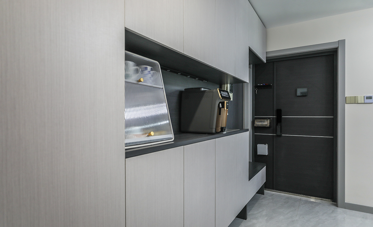 玄關設計也是一大亮點，中間和下方漏空的鞋柜，既實用，又有裝飾性，進門處做掛鉤、掛下班回來的外套，下方有個換鞋凳，方便老人坐下來換鞋。