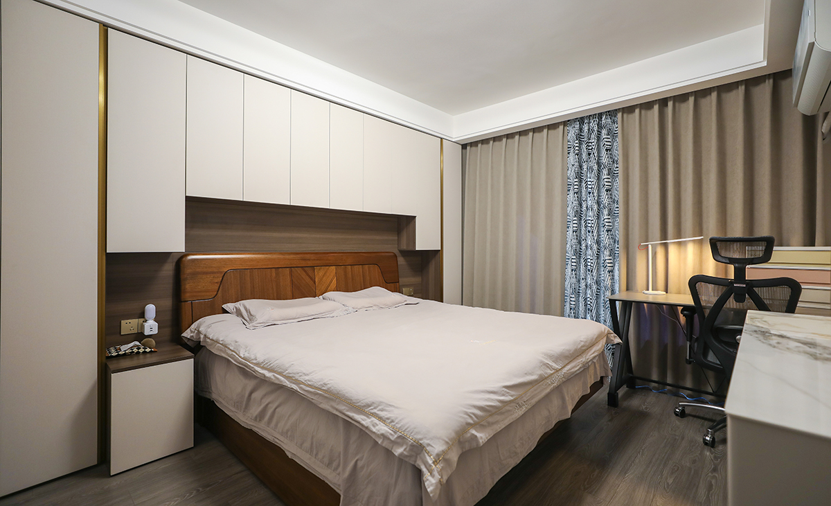 主臥做了兩面儲物柜，造型上以方正為主，顏色上深淺搭配地錯落有致，灰色地板，墻面米色衣柜門板，頂面白色乳膠漆，輕巧時尚的吸頂燈，空間很溫馨和諧。