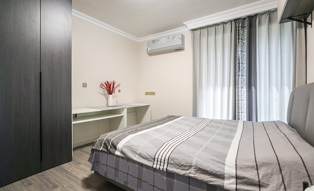 次臥是兒子房，所以用的色彩以柔和、溫馨為主，白色的窗簾，米色墻面乳膠漆，營造了大氣，溫馨舒適的氛圍。