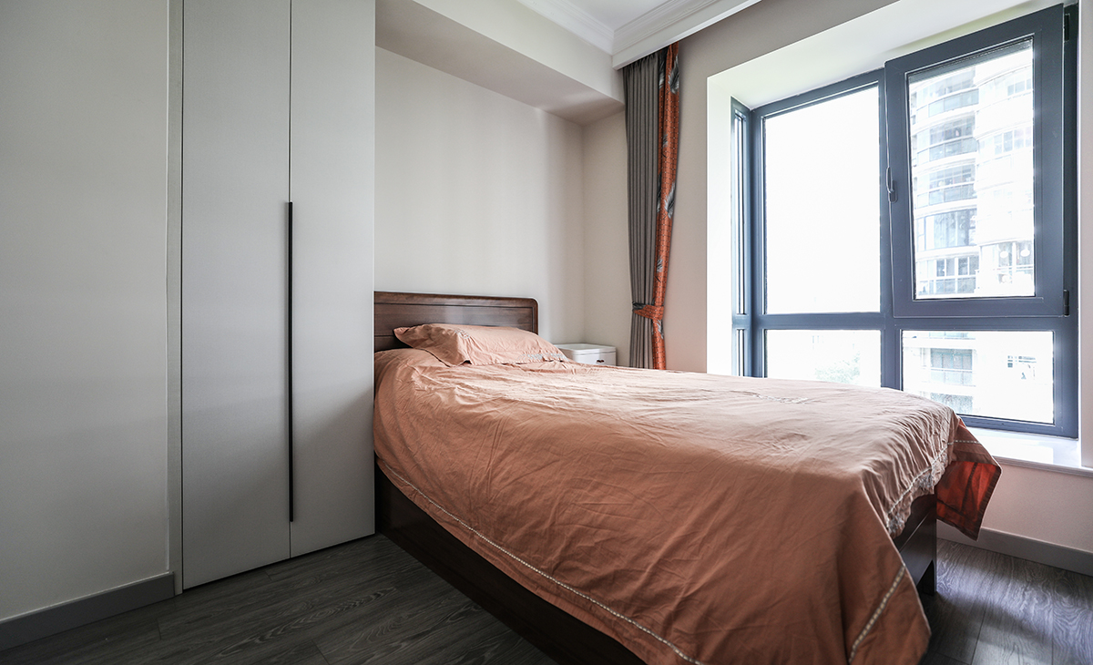 小次臥是阿姨的房間，造型上以方正為主，色彩上以深色為主，兩個大儲物柜解決主人的收納。