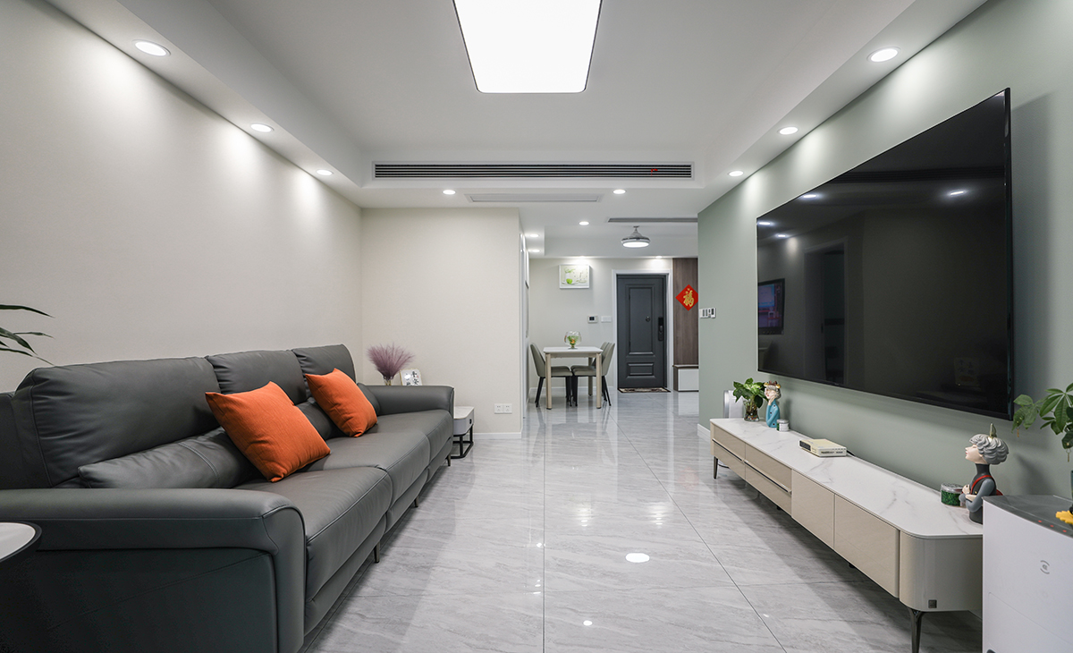 客廳是整個房子的核心區域不要太多裝飾柜，空間大氣，運用回字吊頂+筒燈+主燈，營造出現代化空間，又與餐廳相互呼應