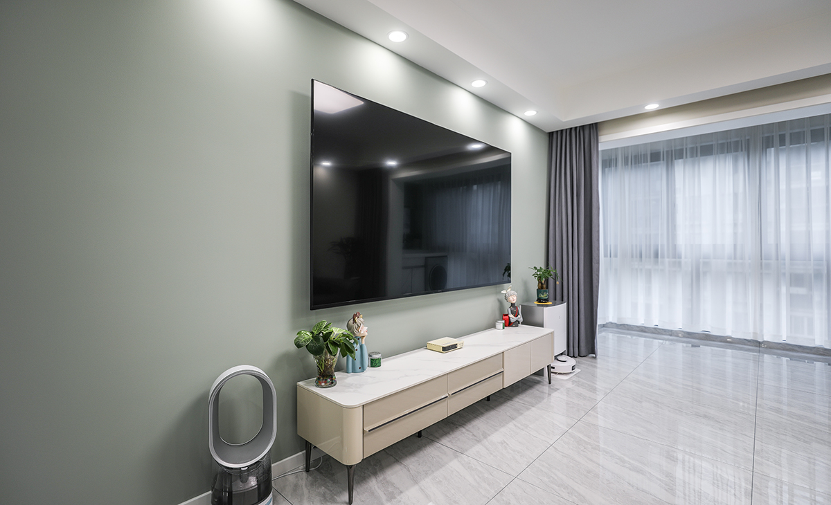 客廳的背景采用了跳色乳膠漆，這是一個點睛之筆，完美的融入到整體風格之中