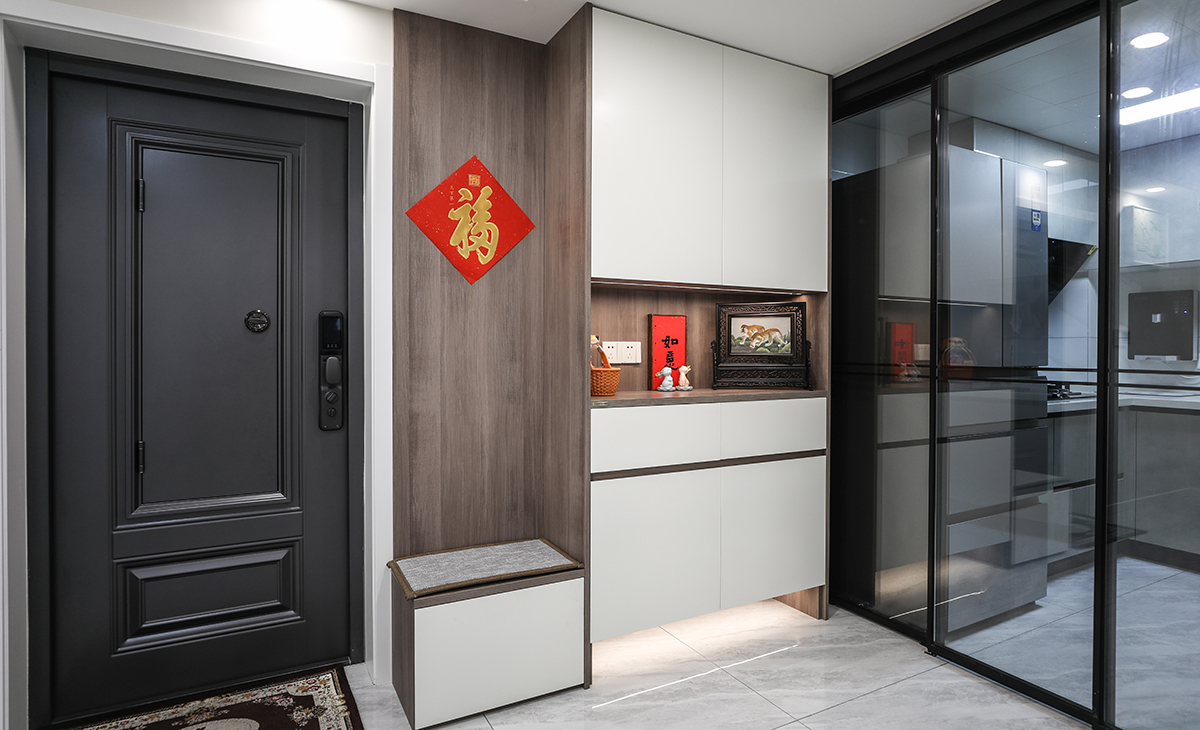 入戶的玄關柜采取換鞋凳+鞋柜的設計，老夫妻畢竟年紀有點大了，有了換鞋登更加方便生活，鏤空的區域放鞋，放鑰匙都很方便。
