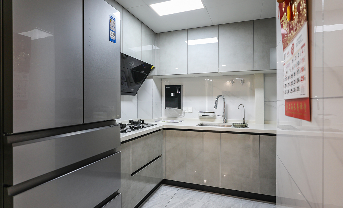 廚房是老爺子最喜歡的區域了，臺面采用巖板，干凈，大氣，吊頂是大板蜂窩板，L的料理臺也方便制作各種美食