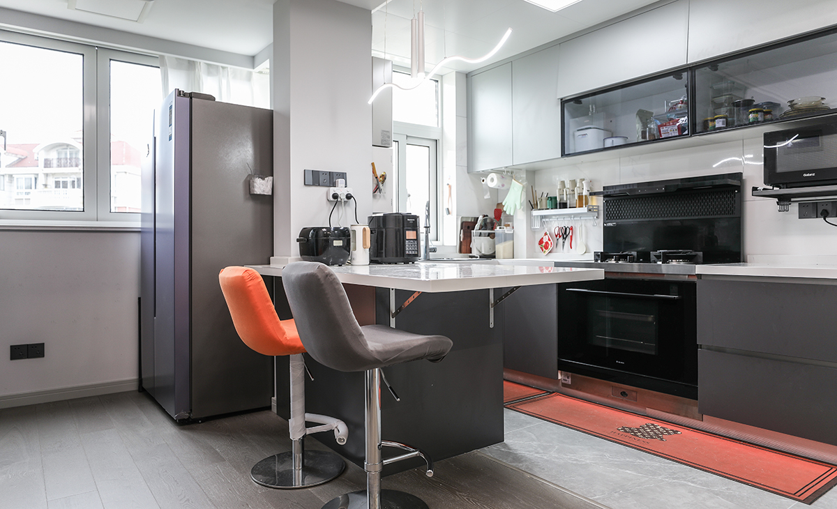 餐廳背面置放冰箱，大大增加了食品儲物的功能。