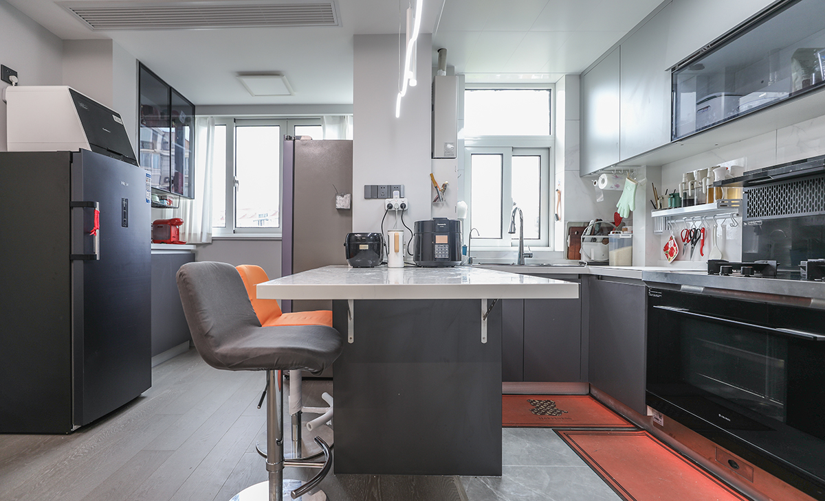 餐廳是一家人用餐最高的區域，餐廳與廚房相通，增加了活動面積，實用性強，減少家庭聚會所帶來的空間壓力