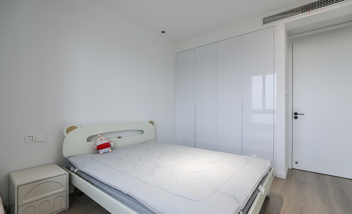 次臥白色為主，溫柔治愈甜而不膩，又烘托出精致的氛圍。