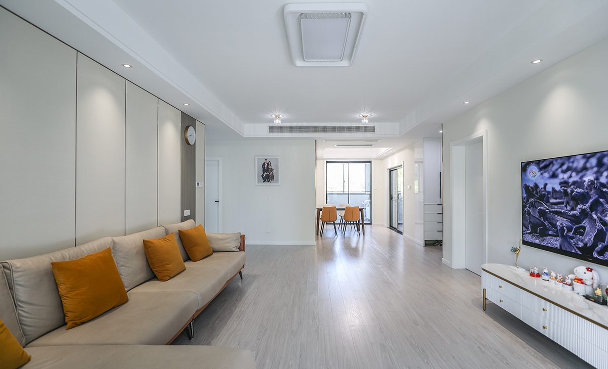 客廳整體色系以白色為主，整潔明朗，淺灰色沙發(fā)搭配秋香黃靠枕，搭配極具設(shè)計(jì)感的家具，素靜之中，盡顯時尚。陽臺透明玻璃門，視野開闊，采光充足！