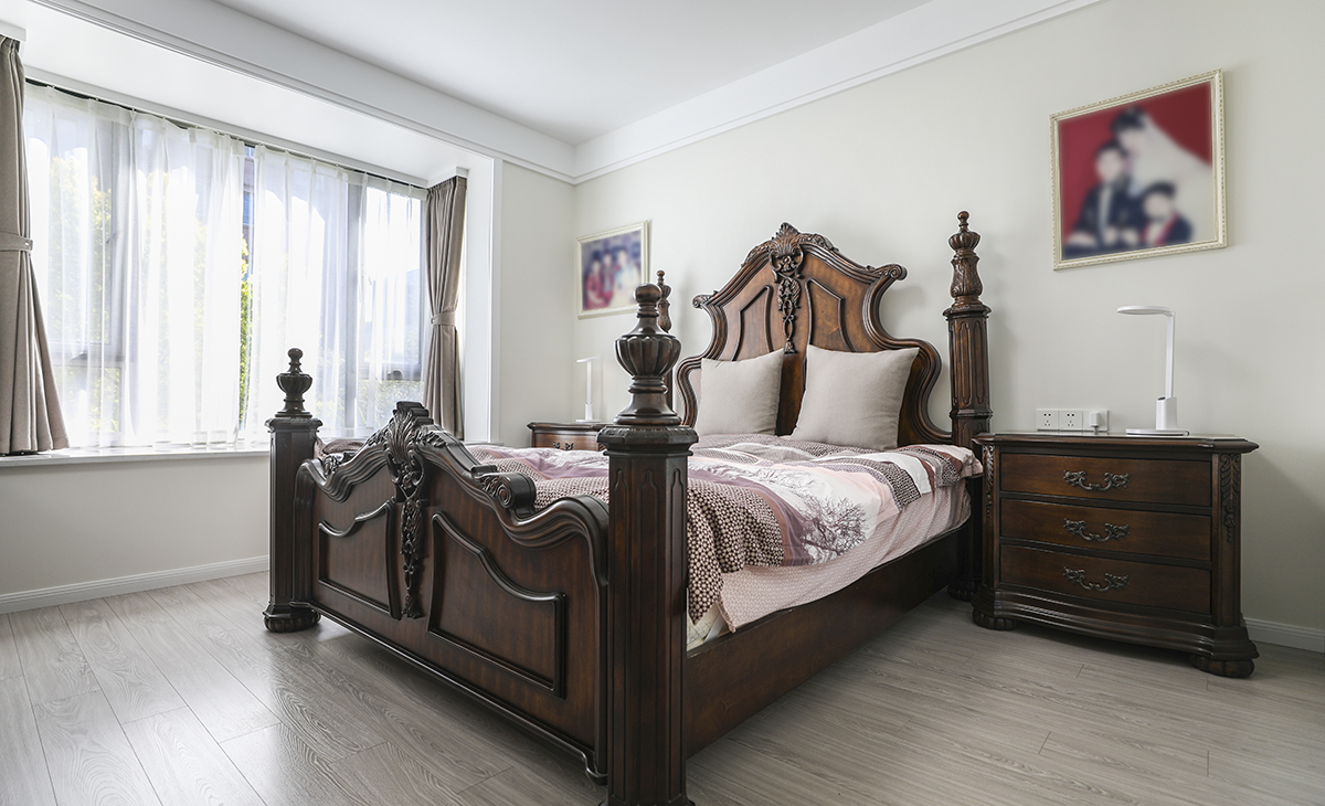 主臥過道埡口做半弧形、拱門的造型裝飾，用掛圓處理去柔和線條，拋去那些多余且繁復(fù)的裝飾，展現(xiàn)了生活的精致感，讓休息空間溫馨優(yōu)雅。