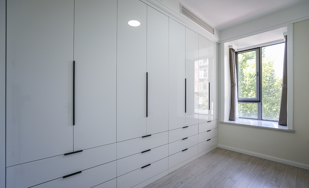 小次臥的空間雖然比較小，但一點(diǎn)不覺得局促，做了整面墻的收納，讓整體感覺更加的細(xì)膩流暢。