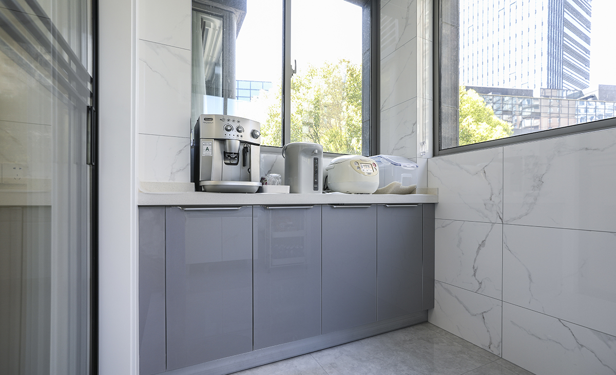 開放式的陽臺，更加需要一個美觀精致的洗衣機(jī)搭配，另外一邊做個收納柜，整體也是很美觀簡潔的！