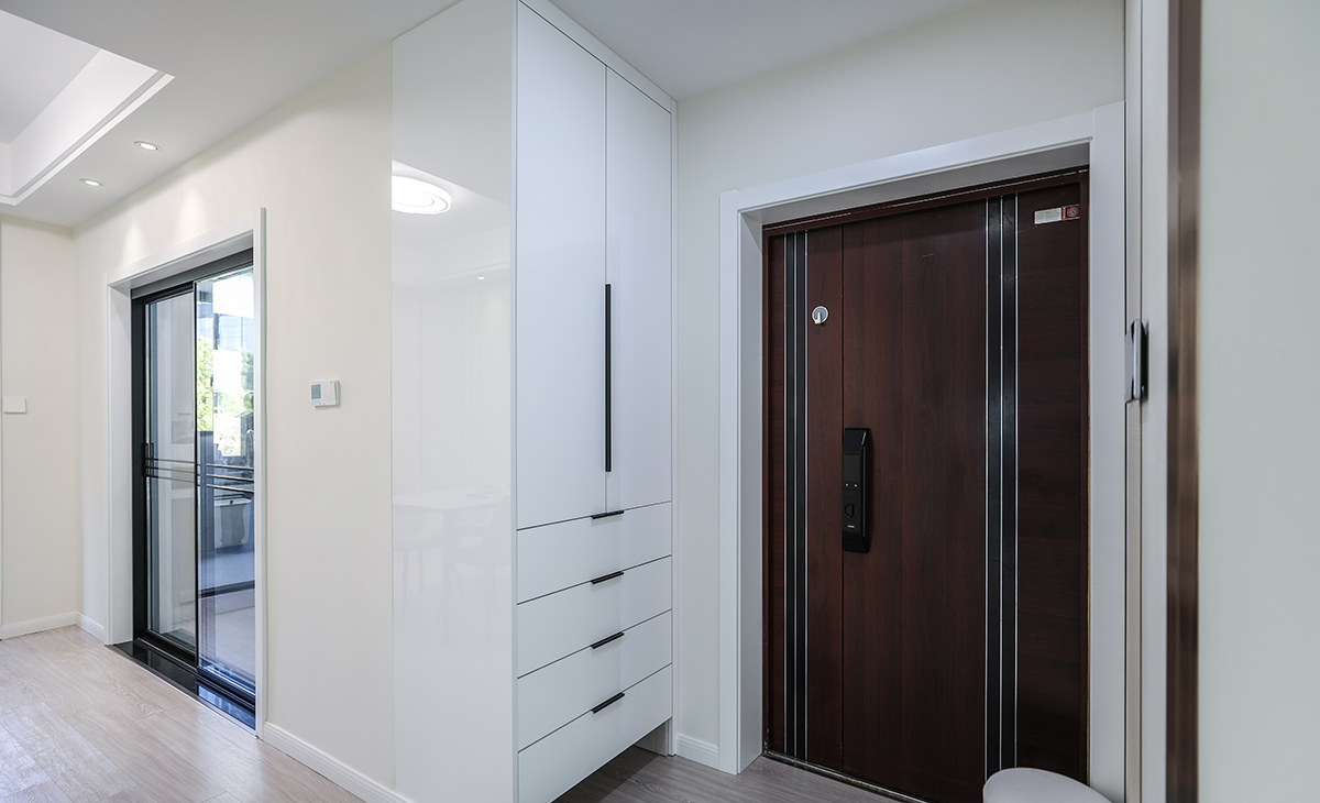 初入屋里，簡單利落的玄關(guān)柜，使玄關(guān)空間更顯細(xì)膩、精致。