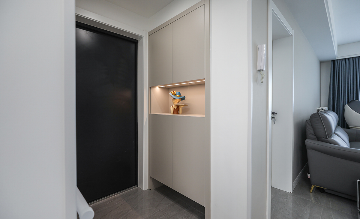 進(jìn)門玄關(guān)柜的設(shè)計(jì)也是一大亮點(diǎn)玄關(guān)造型，收納美觀兩不誤