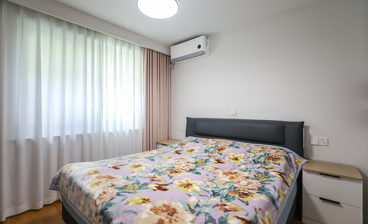 主臥做了衣帽間，增加儲藏，既美觀又實(shí)用，顏色上深淺搭配地錯落有致，橡木色地板，墻面暖白色干凈清爽，頂面白色乳膠漆，輕巧時(shí)尚的吸頂燈，空間很溫馨和諧。