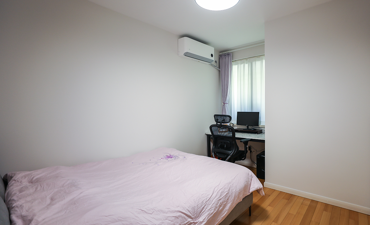 次臥是兒子房，所以用的色彩以柔和、溫馨為主，電腦桌，書柜，衣柜應(yīng)有盡有，讓子女也有一個(gè)屬于自己的空間。