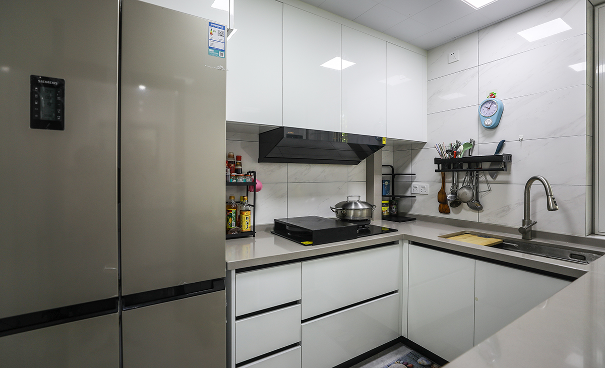 
　　該套房子廚房空間利用非常合理，U字型三面櫥柜，顏色簡潔明快，亮色的材質(zhì)干凈也好打理。頂面采用鋁扣板吊頂，配上涼霸，天氣炎熱的夏天也能在廚房愉快的烹飪，現(xiàn)代化的廚房是家庭裝修的重要組成部分，是制作食品的場所，光線充足，通風(fēng)量好，環(huán)境潔凈和使用方便是廚房裝修的基本要求。