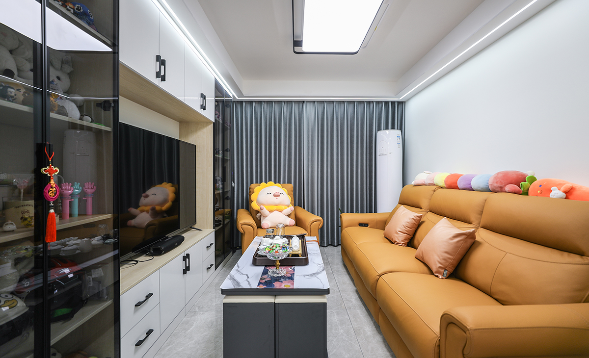 客廳是一家人活動頻率最高的區域，要求寬闊、明亮，儲物空間