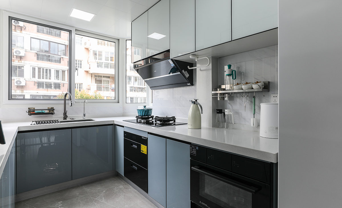 廚房采用上淺下深的設計理念，給人一種視覺景深的沖擊感，因為客戶家里小朋友喜歡藍色，所以也算滿足小朋友的一個小小心愿整體相得益彰。