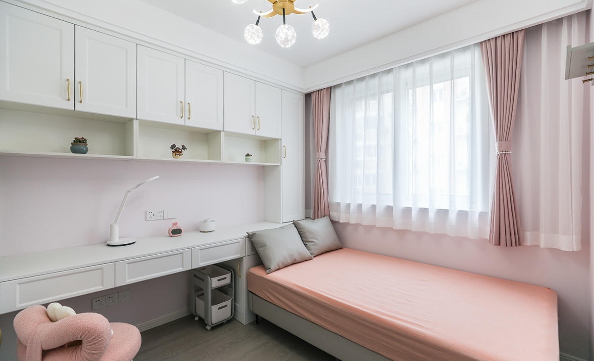 次臥采用榻榻米實用元素，在有限的空間里，進行無限的利用空間，不浪費一分一毫，整體為粉色搭配白色基調。