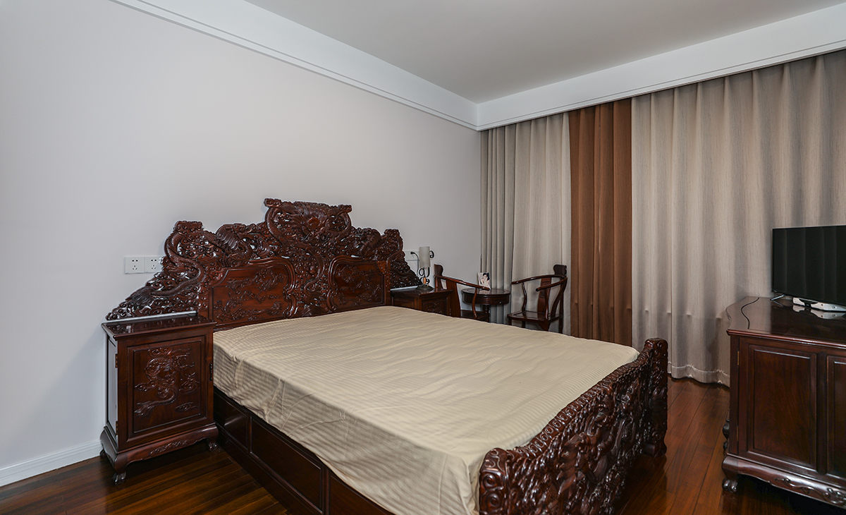 次臥基本不住人，用來存放原來的紅木家，只有女兒偶爾過來小住，地板保留，墻面刷淺粉色墻面乳膠漆，頂面白色乳膠漆，既簡單又實(shí)用。