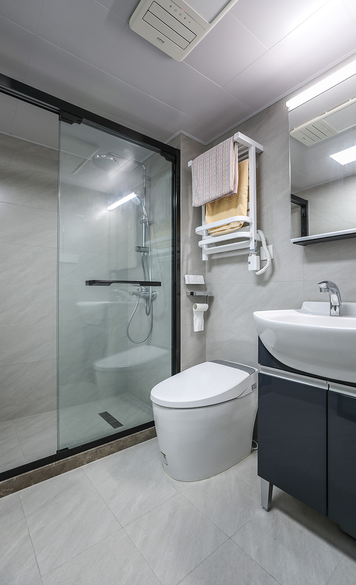 客衛(wèi)空間很大，1米長的洗手臺，智能馬桶，墻地一體磚、白色吊頂，鈦合金移門，體現(xiàn)主人高檔次的生活品味和優(yōu)雅的審美觀。