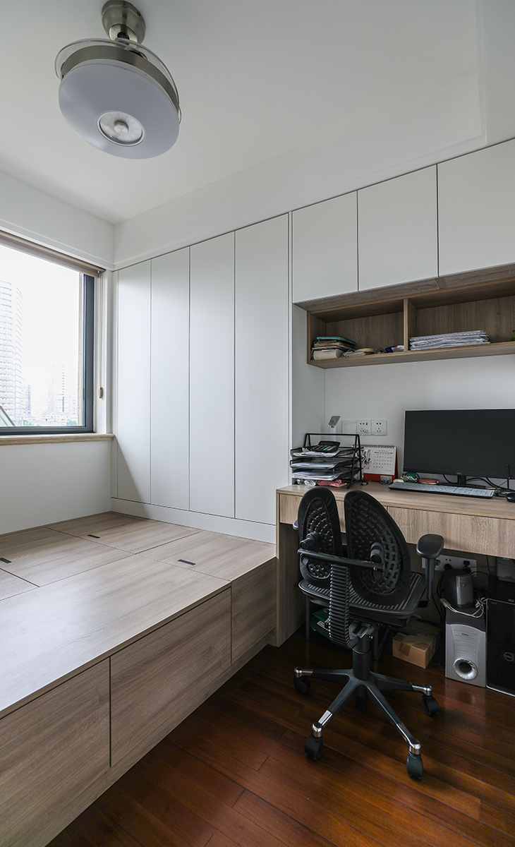 小次臥做了榻榻米和寫字臺，平時做書房用，榻榻米供外孫住，造型上以方正為主，色彩上以淺色為主，榻榻米下面和衣柜解決主人的收納，1.5米長的寫字臺可以解決主人的辦公需求。