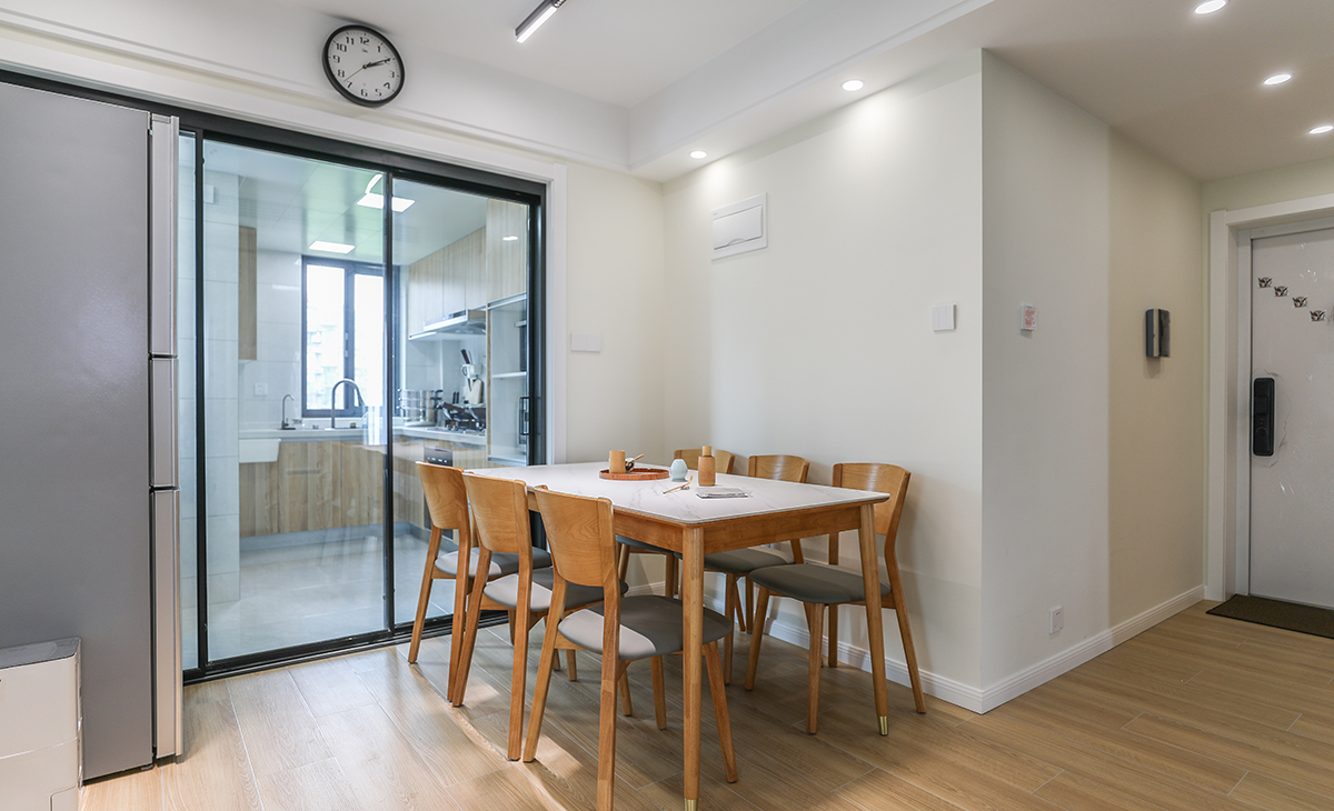 餐廳很方正，空間也很大，放一個六人餐桌加一個冰箱，空間很自然，很高檔，既實用、又有生機，整個空間不但大氣時尚，而且協調統一。