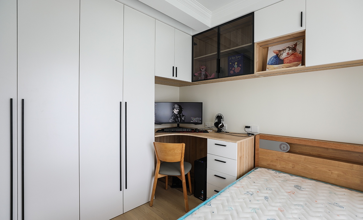 次臥是以后寶寶的房間，衣柜和書柜連成一體，充分利用空間。