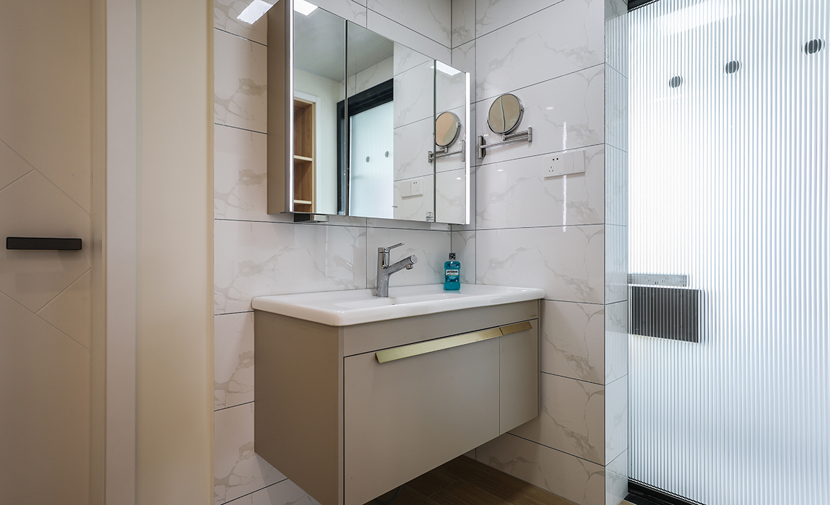 衛生間采用干濕分離，原有門洞改了在餐廳，增加了收納空間。