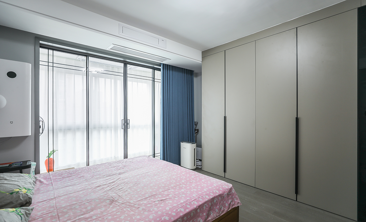 次臥是父母的空間，比較簡(jiǎn)潔，做一個(gè)L型開(kāi)放式衣帽間，墻面藍(lán)色乳膠漆，色彩上干凈、簡(jiǎn)煉，空間上靈活自如，簡(jiǎn)潔明亮。