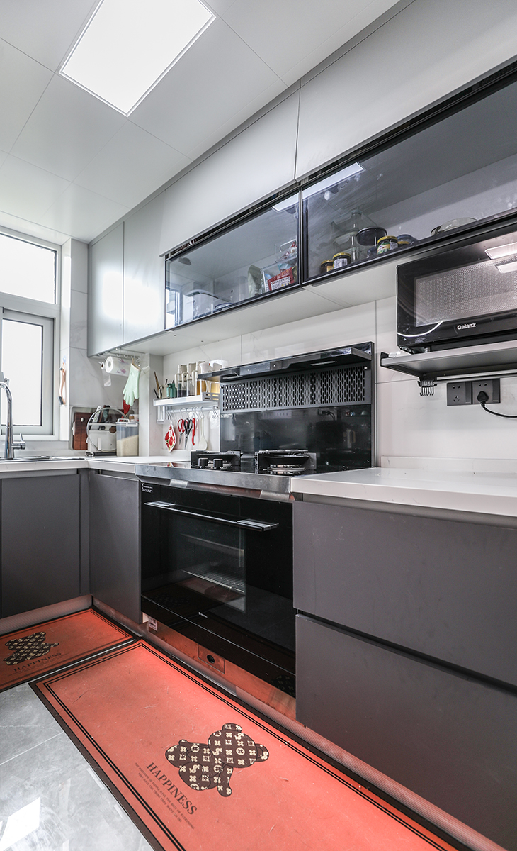 廚房開(kāi)放式，與餐廳相連，讓主人做飯又可以和客人互動(dòng)，滿足主人對(duì)美食文化的追求，色調(diào)上以白色為主，配上黑色電器，高檔有神秘感。