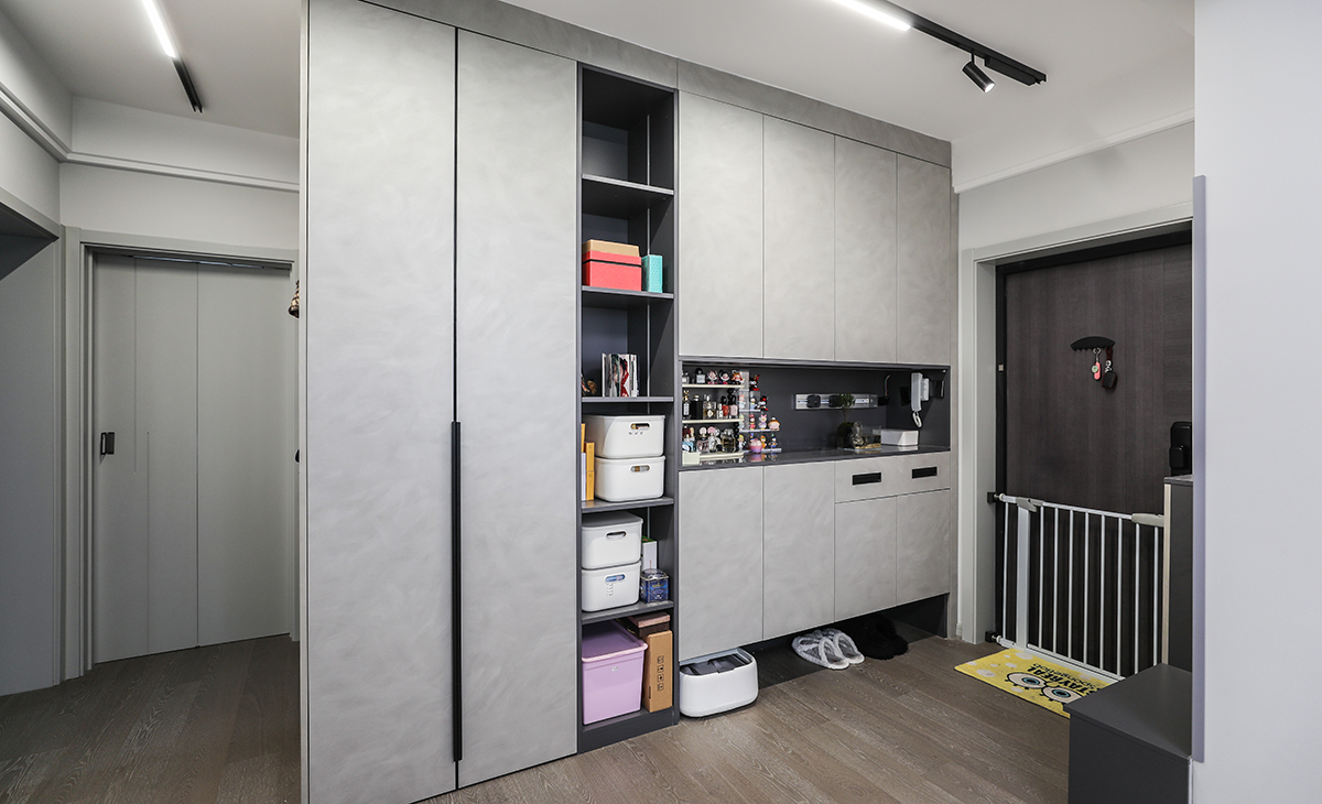 入門(mén)的玄關(guān)是精致簡(jiǎn)約的抽屜，上方留白，整體高度低，方便擺放各種雜物，滿足戶主需求。