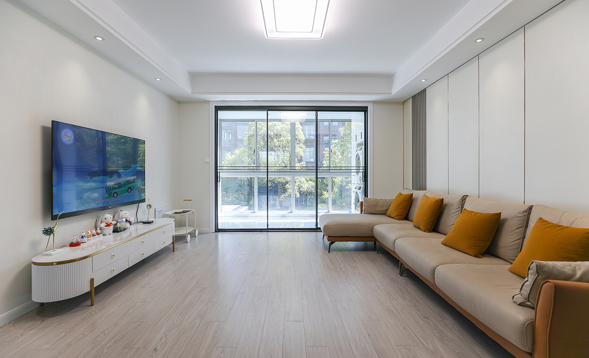 客廳整體色系以白色為主，整潔明朗，淺灰色沙發(fā)搭配秋香黃靠枕，搭配極具設(shè)計感的家具，素靜之中，盡顯時尚。陽臺透明玻璃門，視野開闊，采光充足！