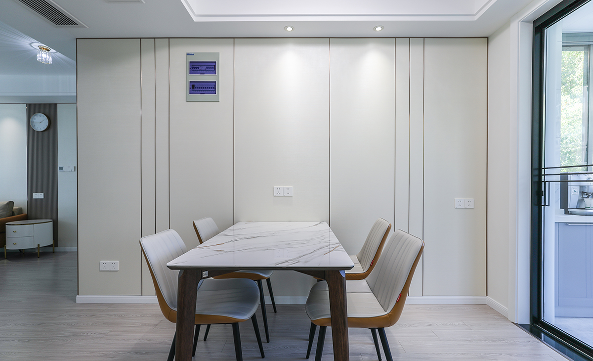 餐廳木質(zhì)的餐桌非常有質(zhì)感，穩(wěn)重精致顯大氣，整個用餐空間顯得從容精致而舒適。