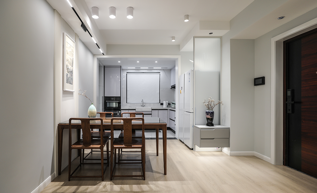 客餐廳一體化設計，令空間更加開敞和大氣，餐桌沒有繼續沿用奶油風，而是采用新中式風格的桌椅，顏色上也略厚重，更顯格調。