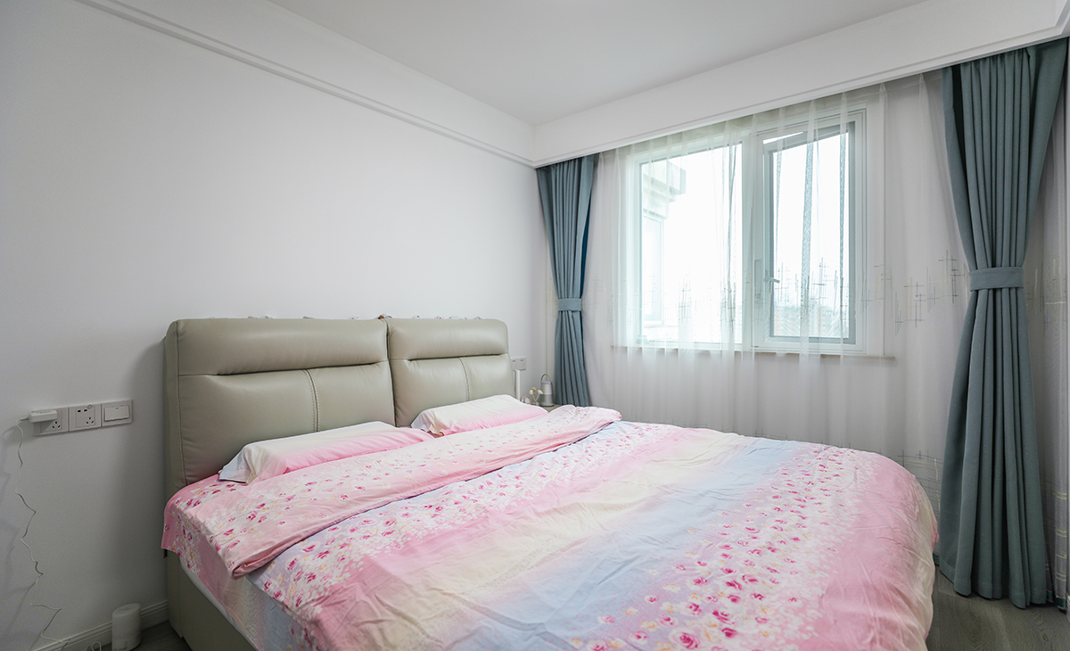 次臥是父母的空間，比較簡潔，墻面乳膠漆，色彩上干凈、簡煉，空間上靈活自如，簡潔明亮。