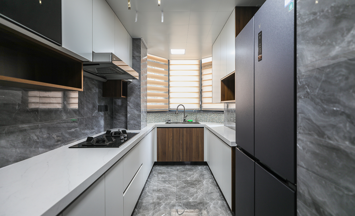 廚房比較大，各種廚房電器都可以放，讓主人可以操作各種美食，滿足主人對美食文化的追求，色調上以白色為主，配上黑色電器，高檔有神秘感。