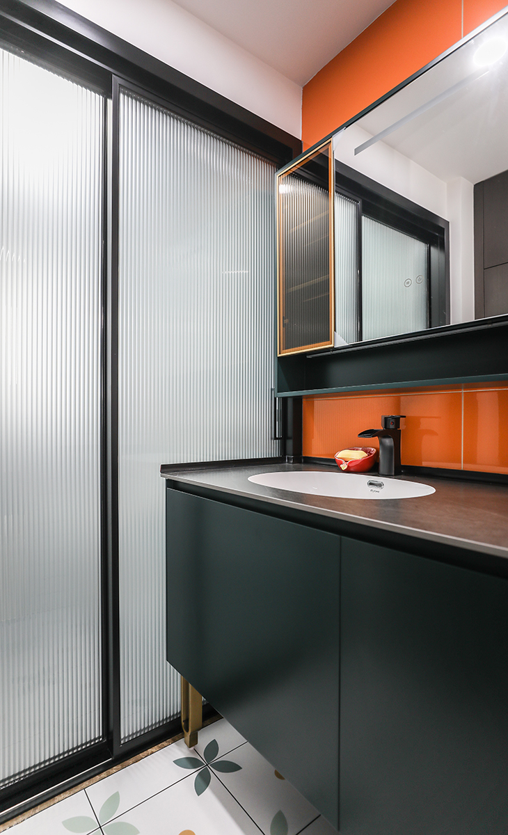 衛生間做了干濕分離，1米長的洗手臺，1米長大鏡柜，滿足主人洗漱品的收納，橘黃色墻磚可以讓主人早上洗漱時，立即打起12分精神投入到工作中，體現主人快捷、認真的工作精神。