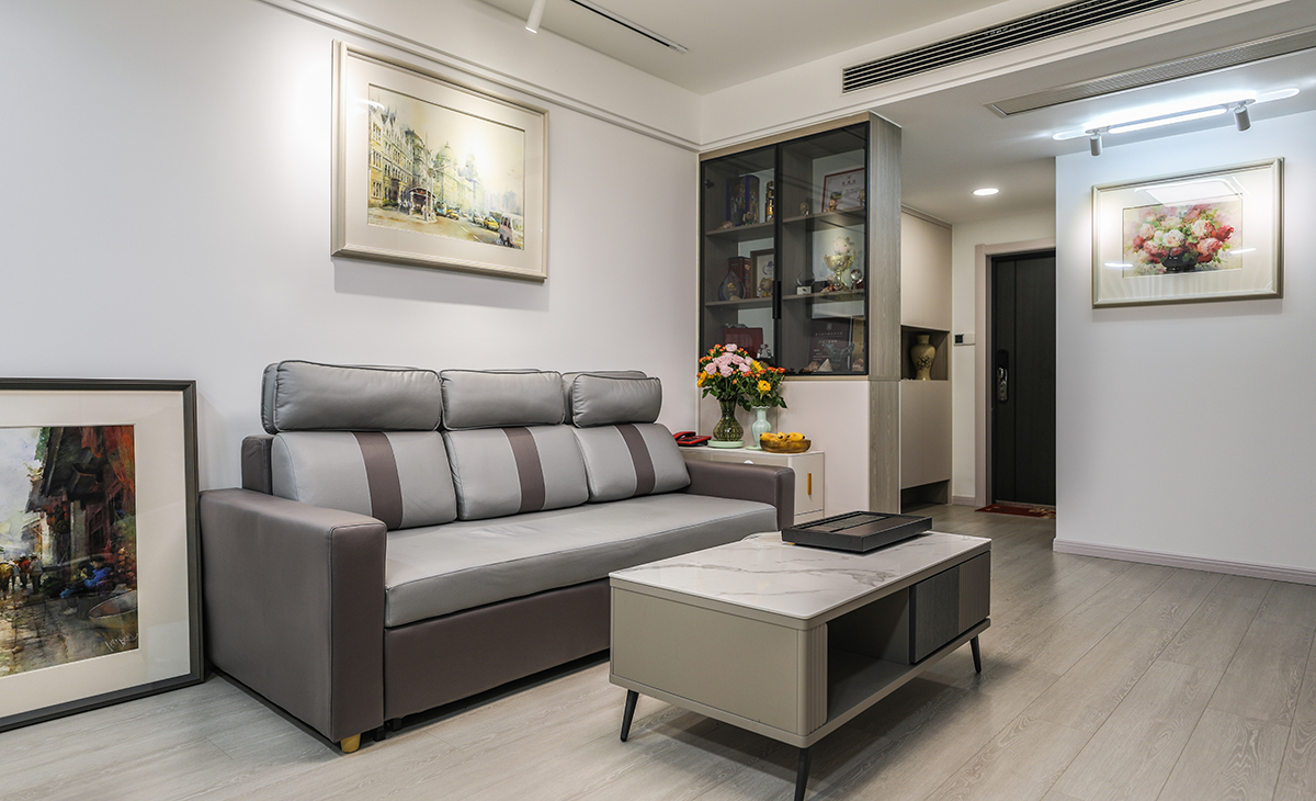 頂面設置軌道燈，使整個背景墻面化身為客戶展示畫作的展墻。也使得整個空間明亮且整潔，不僅有形式上簡約風格的硬朗大氣，也有色彩搭配給予的溫馨。