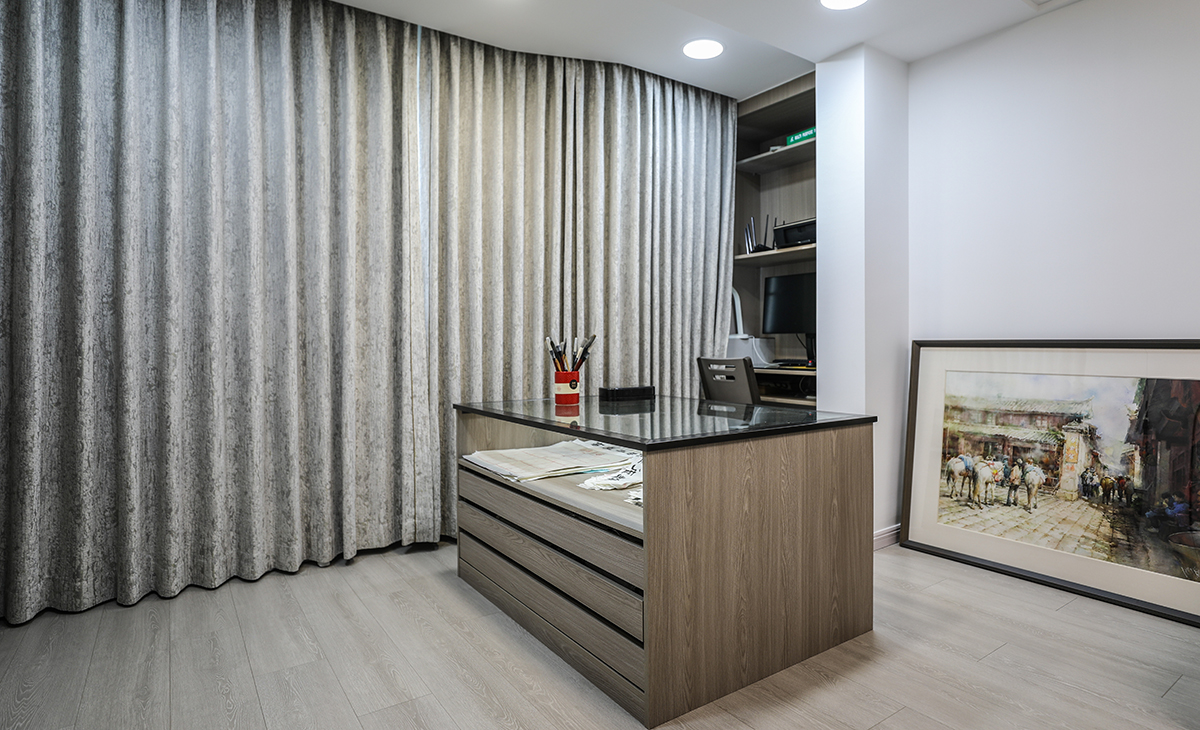 為客戶專門定制的玻璃書畫臺，深受客戶喜愛。