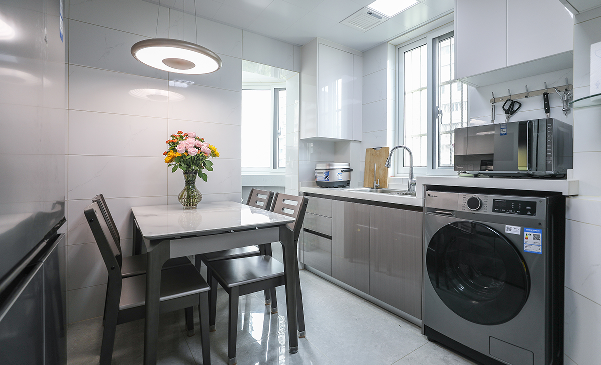 廚房比較大兼做日常餐廳，色調上以暖灰色為主，配上黑色電器，高檔有神秘感。