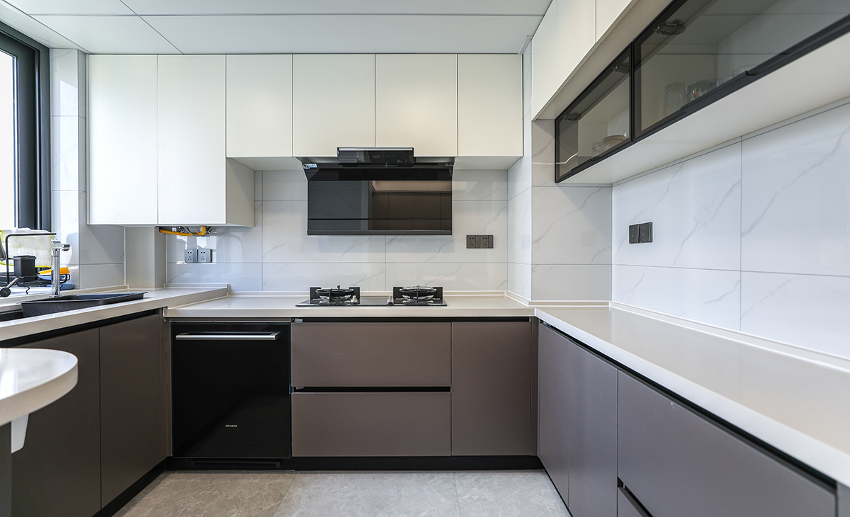 廚房的空間大，U字形的臺面，增加了操作的空間，上下錯落高低臺，解決了使用水槽時候的彎腰累的局促，進門處彎角處理，有效避免了兩個小孩的磕碰問題。