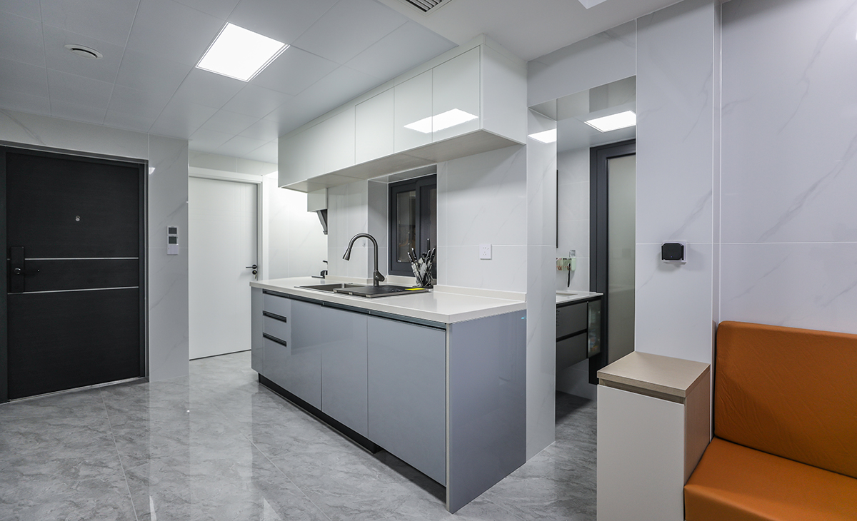 餐廳的餐桌采用靠近墻邊放置，不影響走道空間，墻壁掛簡約裝飾物進(jìn)行點(diǎn)綴，頂面鋁扣板吊頂便于清潔，整體保持一致。