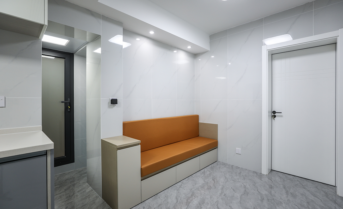 客廳整體風(fēng)格采用簡約風(fēng)格，客廳空間利用：面對(duì)有限的客廳空間，我們將運(yùn)用巧妙的設(shè)計(jì)手法，實(shí)現(xiàn)空間的大容量利用，讓您的生活更加便捷。