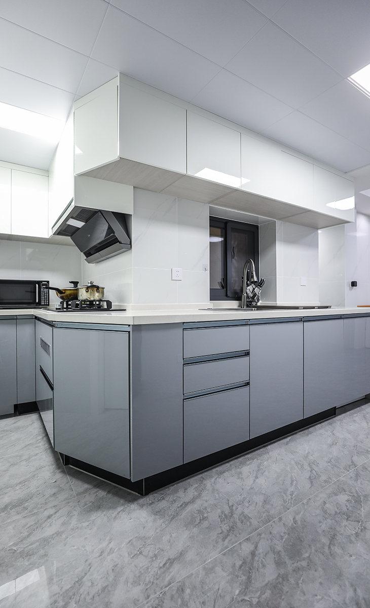 廚房采用上淺下深的設(shè)計(jì)理念，給人一種視覺景深的沖擊感，因?yàn)榭蛻艏依镄∨笥严矚g藍(lán)色，所以也算滿足小朋友的一個(gè)小小心愿整體相得益彰。