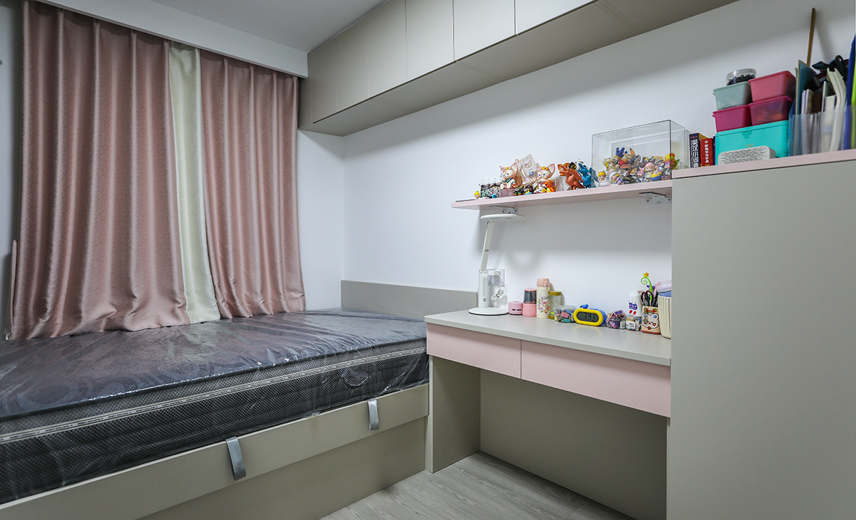 次臥采用榻榻米實(shí)用元素，在有限的空間里，進(jìn)行無限的利用空間，不浪費(fèi)一分一毫，整體為粉色搭配白色基調(diào)。