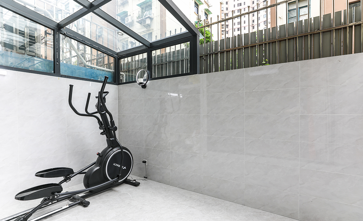 天井作為一個(gè)靈活變動(dòng)的空間  也可以作為運(yùn)動(dòng)區(qū)域，也可用作茶室，親朋好友來訪，席坐于此。將陽臺(tái)打造成一個(gè)休閑娛樂區(qū)，讓您在忙碌的生活之余可以放松身心，進(jìn)行鍛煉。