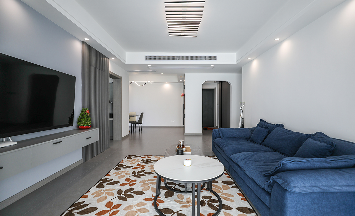 客廳開間很大。吊頂造型上采用雙眼皮吊頂。地面采用淺灰色柔冠地磚。造型和色調上無不給人以簡潔、大氣、時尚的感覺。